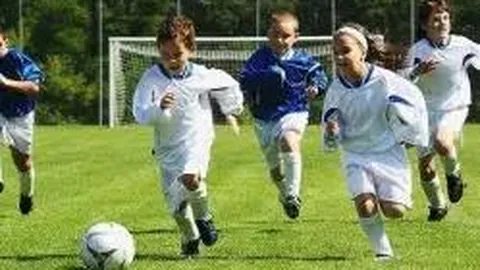 谢霆锋原创作品见证，张柏芝特殊举动阅兵日口碑逆袭